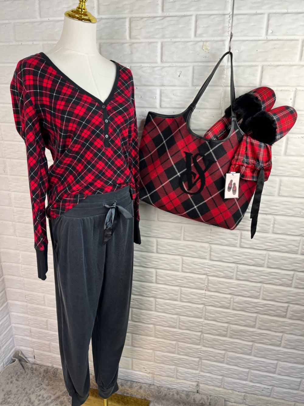 VICTORIA’S SECRET BUNDLE BLACK RED PLAID TOTE SLIPPERS NWT KNIT TOP PANTS SZ MD